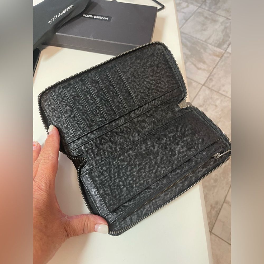 DOLCE & GABBANA Black Dauphine Zip Around Wallet. Calf Skin. Full inclusion. - Picture 5 of 9